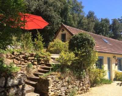 Charming comfortable cottage with swimming pool in a wooded area, near Sarlat