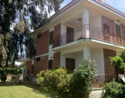 Villa 8 Posti Con Ampio Giardino A Tor San Lorenzo Lido A Marina Di Ardea